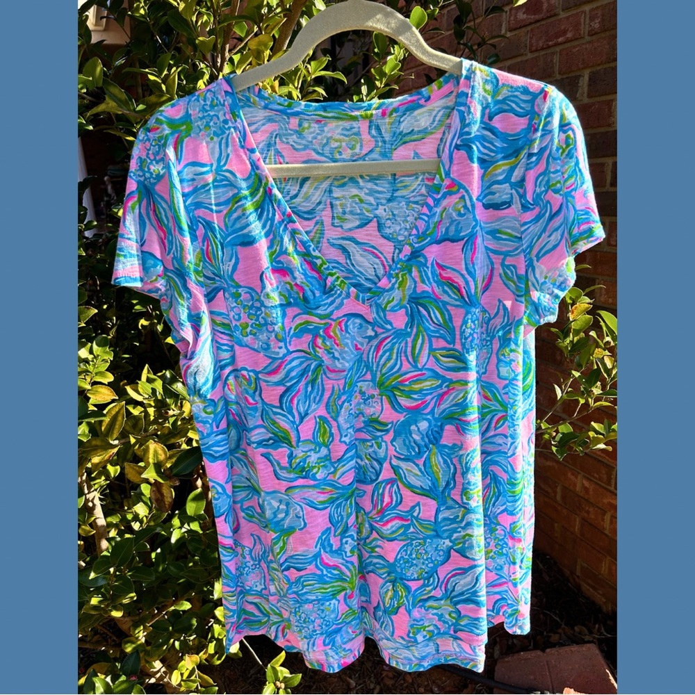 Lilly Pulitzer EUC Etta Tee V-Neck Pelican Pink Off The Scales Size L